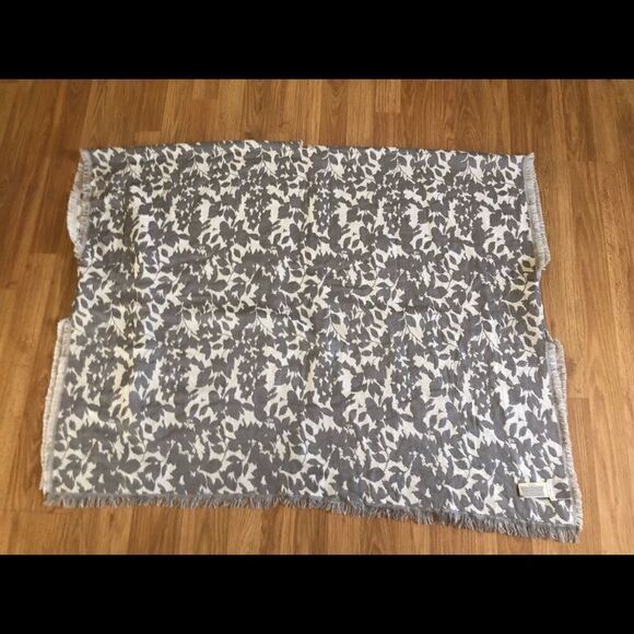 LUCKY BRAND Gray/White Floral Reversible Fringed Poncho - Picture 6 of 8